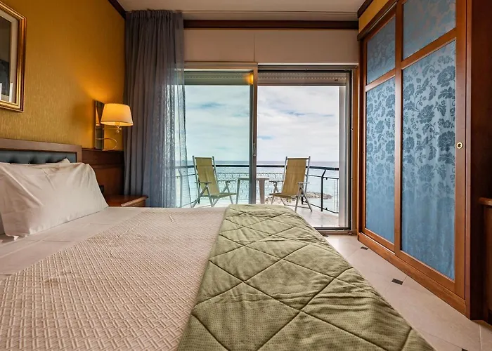 Hotel Bellevue Et Mediterranee 4*